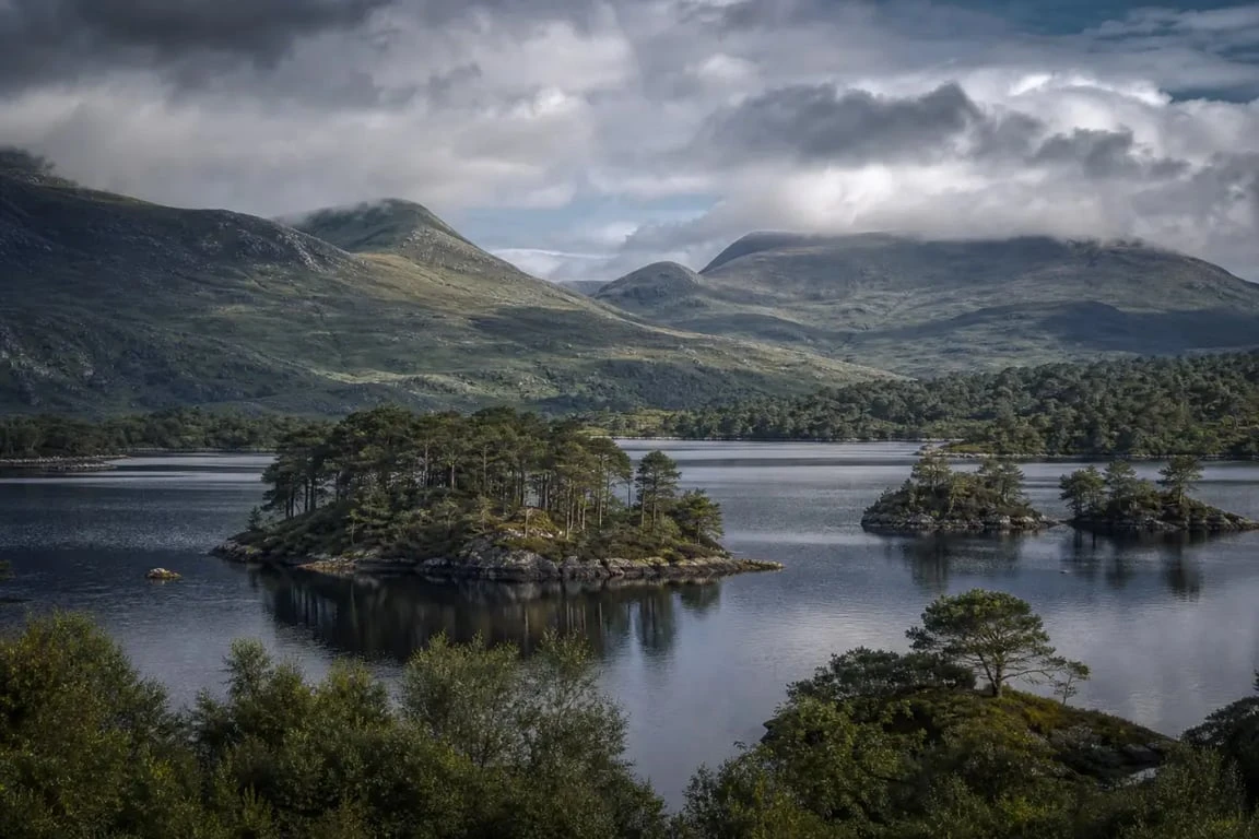 Loch eilt en Écosse avec ses îlots et ses collines des Highlands